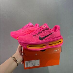 Nike Vomero  Premium Sneakers